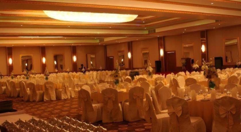 Full Moon Garden Hotel Негомбо Экстерьер фото