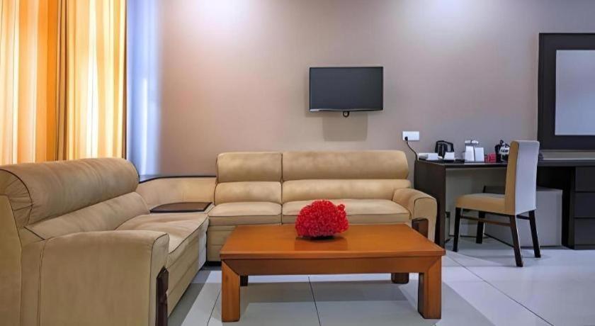 Full Moon Garden Hotel Негомбо Экстерьер фото